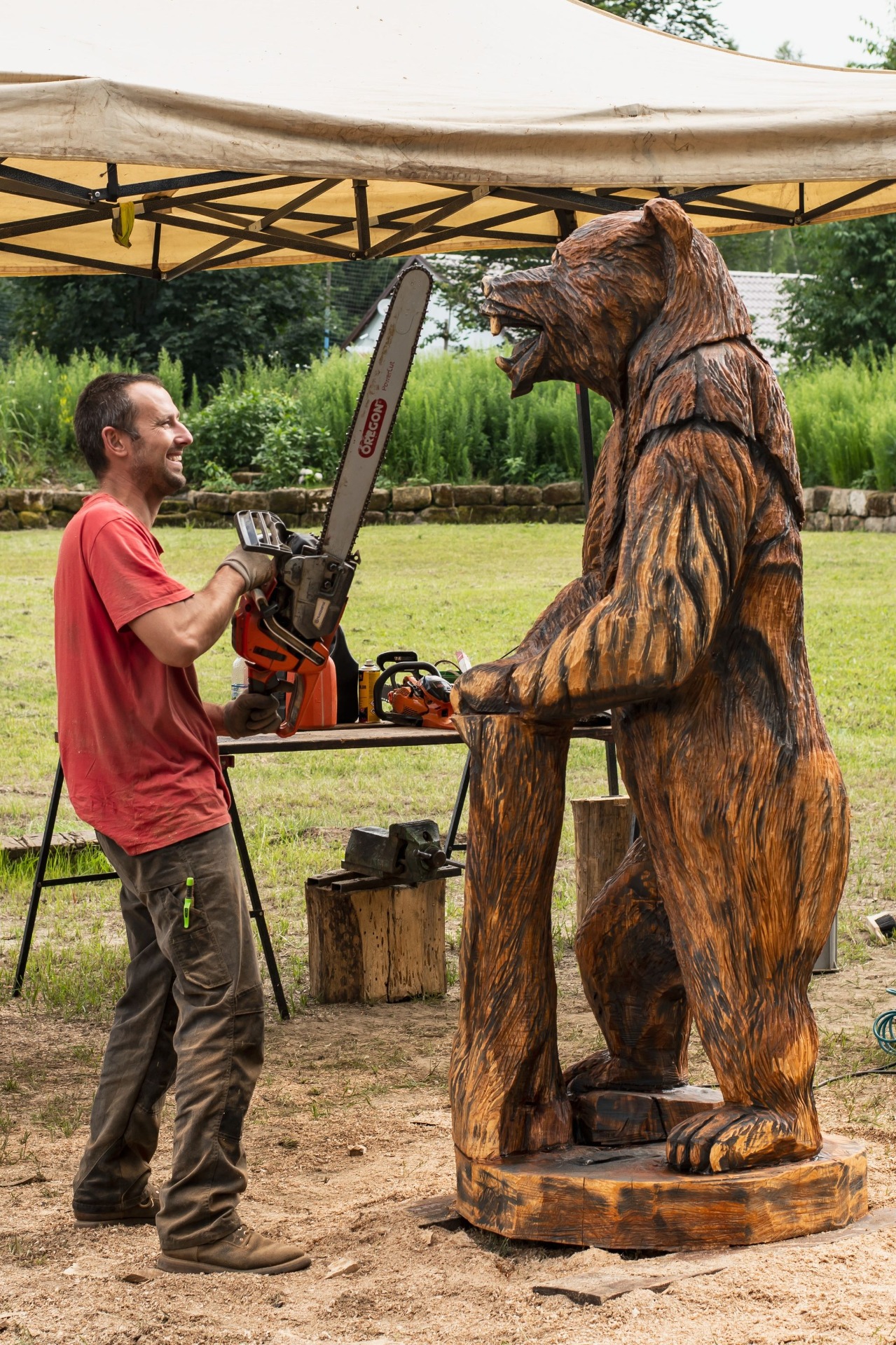 grizzly napadl řezbáře :)